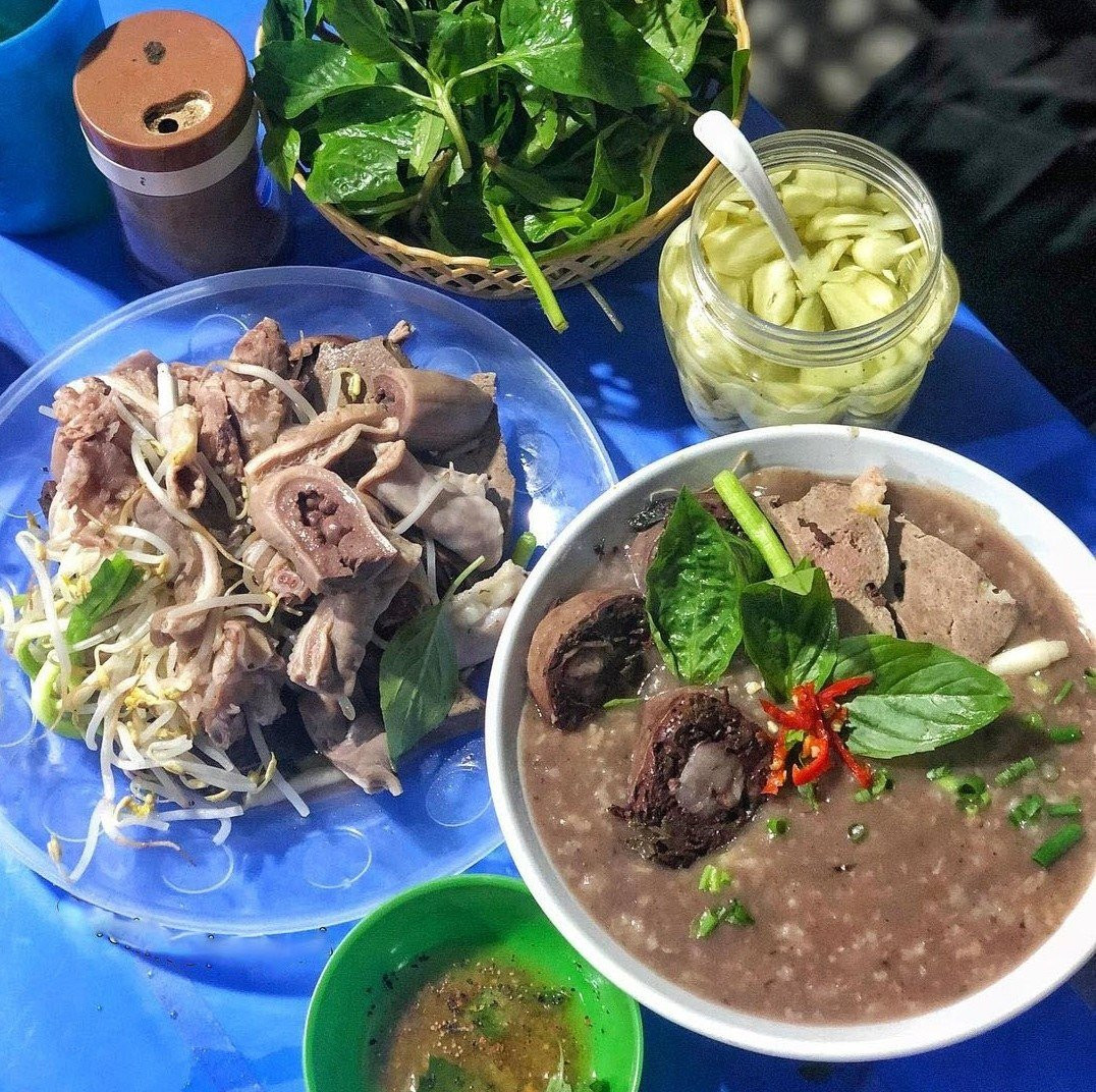 Cần chị Phụ quán Cháo lòng ở quận 7 bao ăn ở Lương 8tr