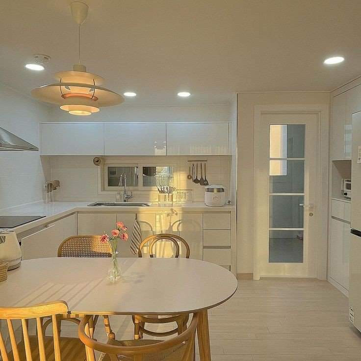 vợ chồng em đều đi làm cả ngày thế nên cần chị giúp việc phụ giúp vợ chồng em dọn dẹp nhà cửa