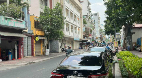 Nhà e 2 lầu (40m2) trên đường  Võ Thị Sáu Quận 3 tìm cô làm việc nhà bao ăn ở lại