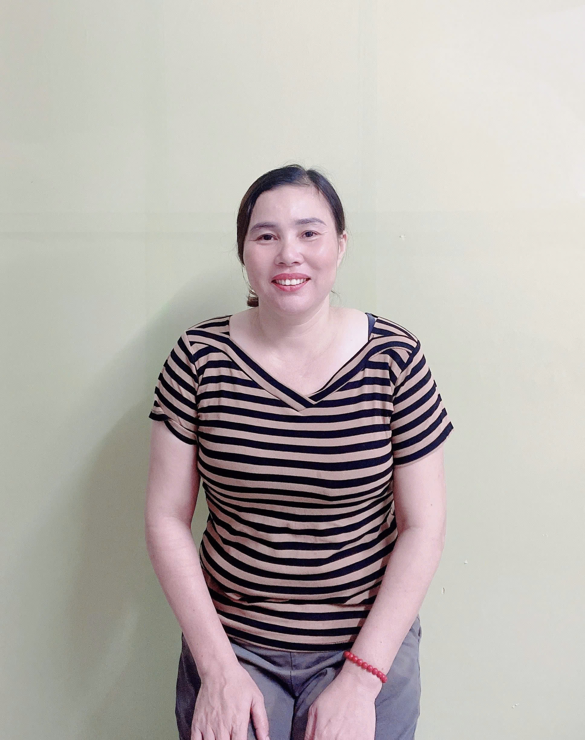 Chị Mai làm xuyên tết nấu mâm cổ tết,dọn dẹp nhà cữa , chăm bé