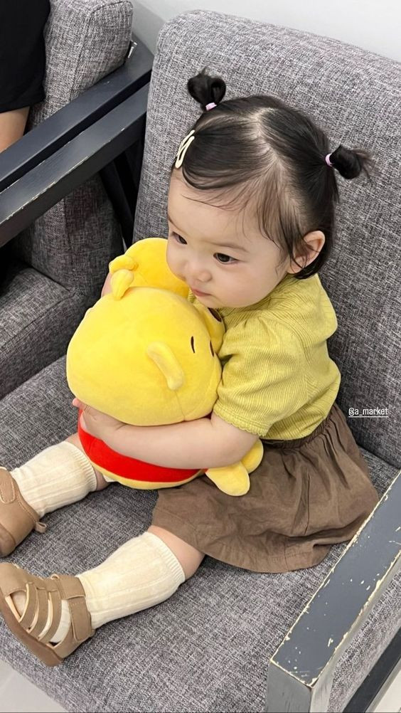 Vợ chồng em có bé 18 tháng tuổi cần tìm gấp 1 chị chuyên chăm bé cho vợ chồng em đi làm