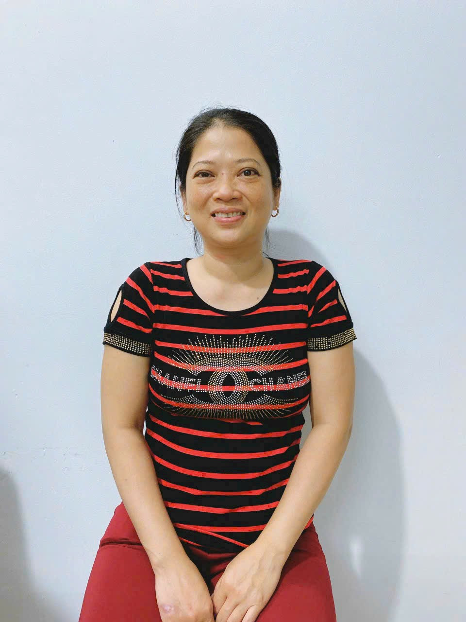 Chị Khum sinh 1983 quê Bến Tre tìm việc ăn ở lại với gia đình.