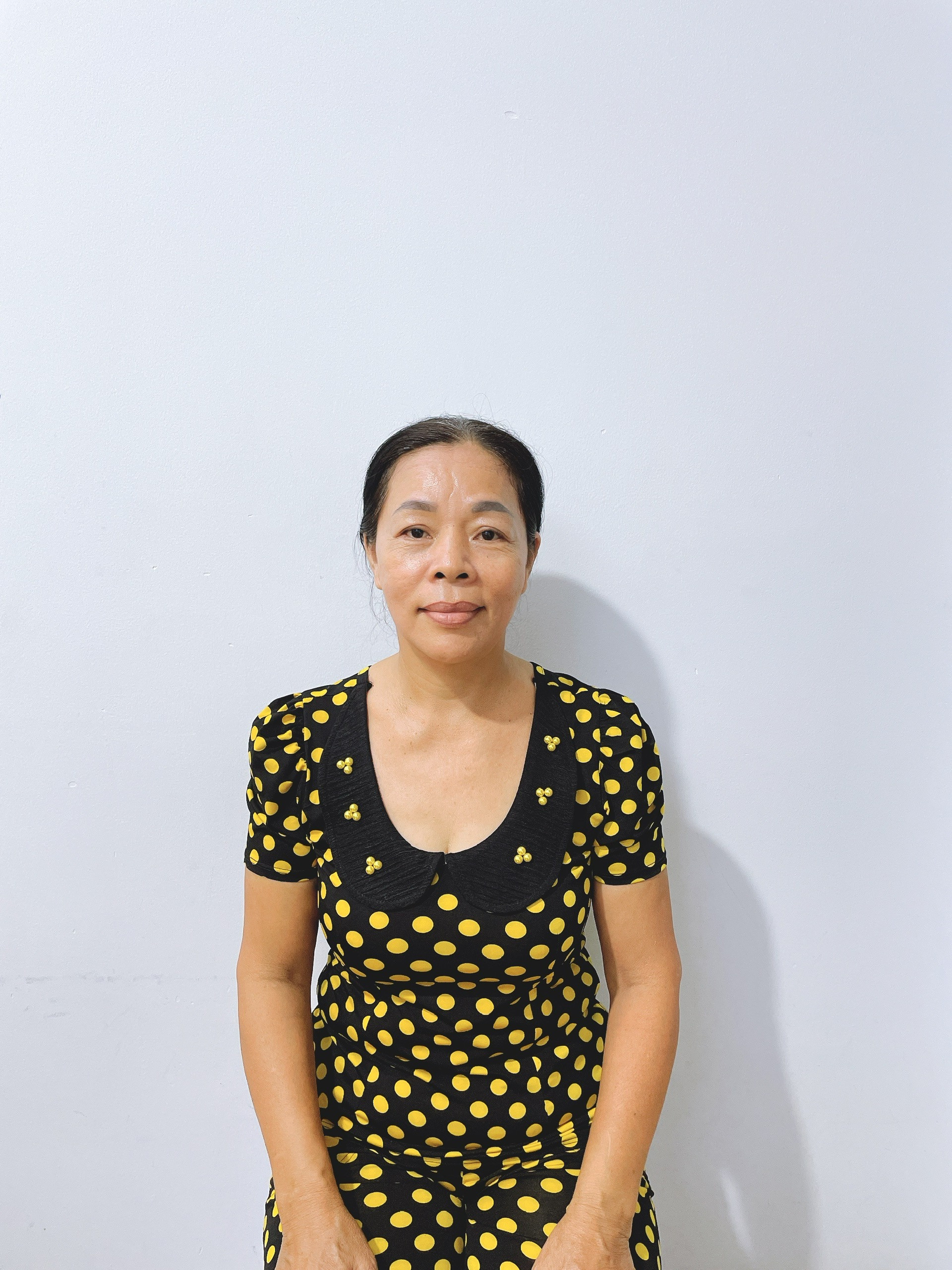 Cô Nga Chuyên chăm sóc em bé.