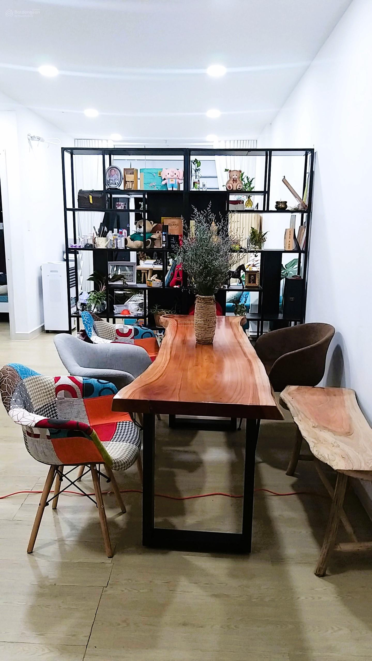 Em có người cô ở gần sân bay Tân Sơn Nhất đang cần tìm thuê người lo cơm nước cho cô, lương 15 triệu