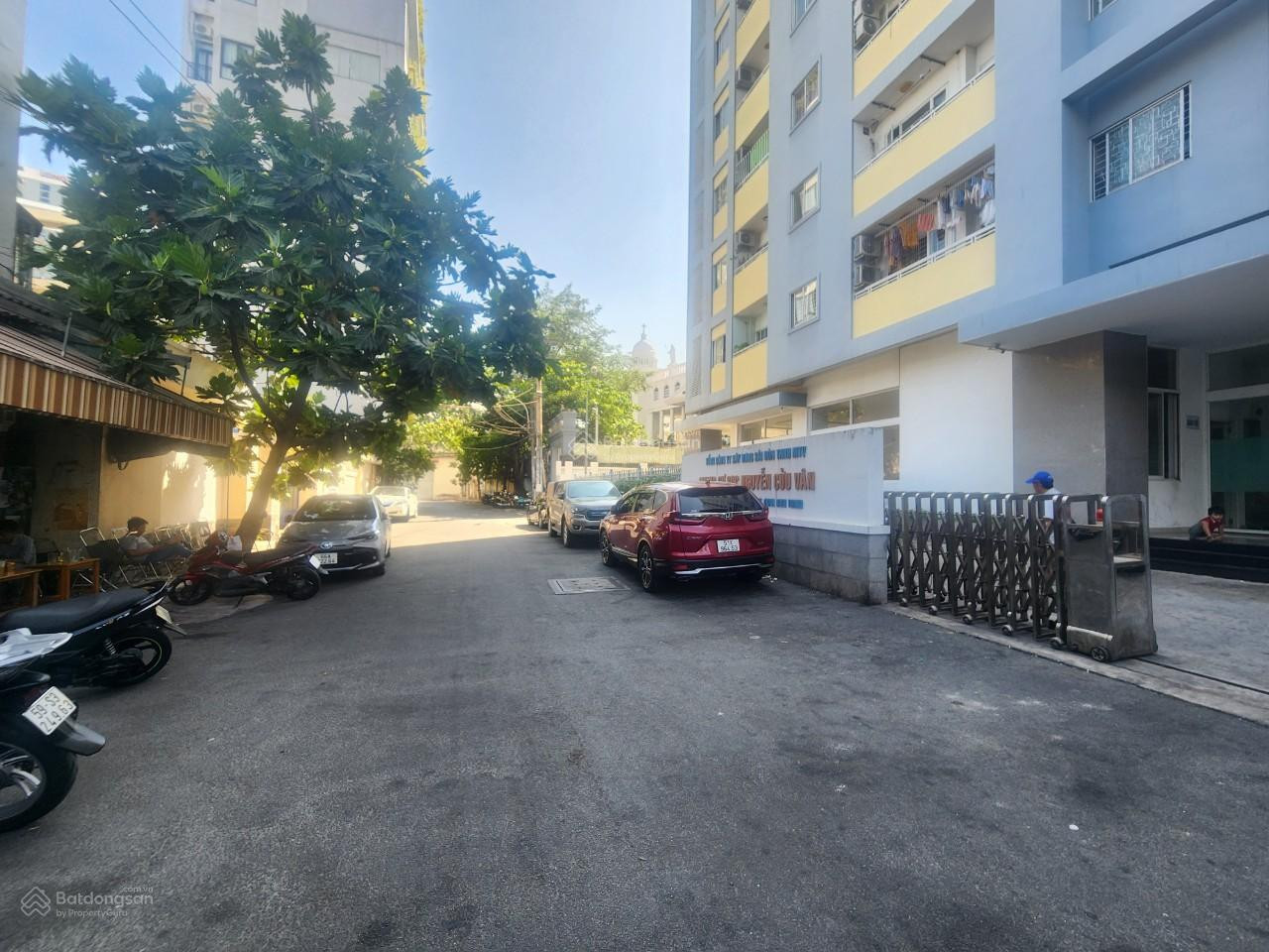 gia đình em gồm 3 người, 2 vợ chồng, 1 con trai 14 tuổi, nhà chung cư ở quận Bình Thạnh