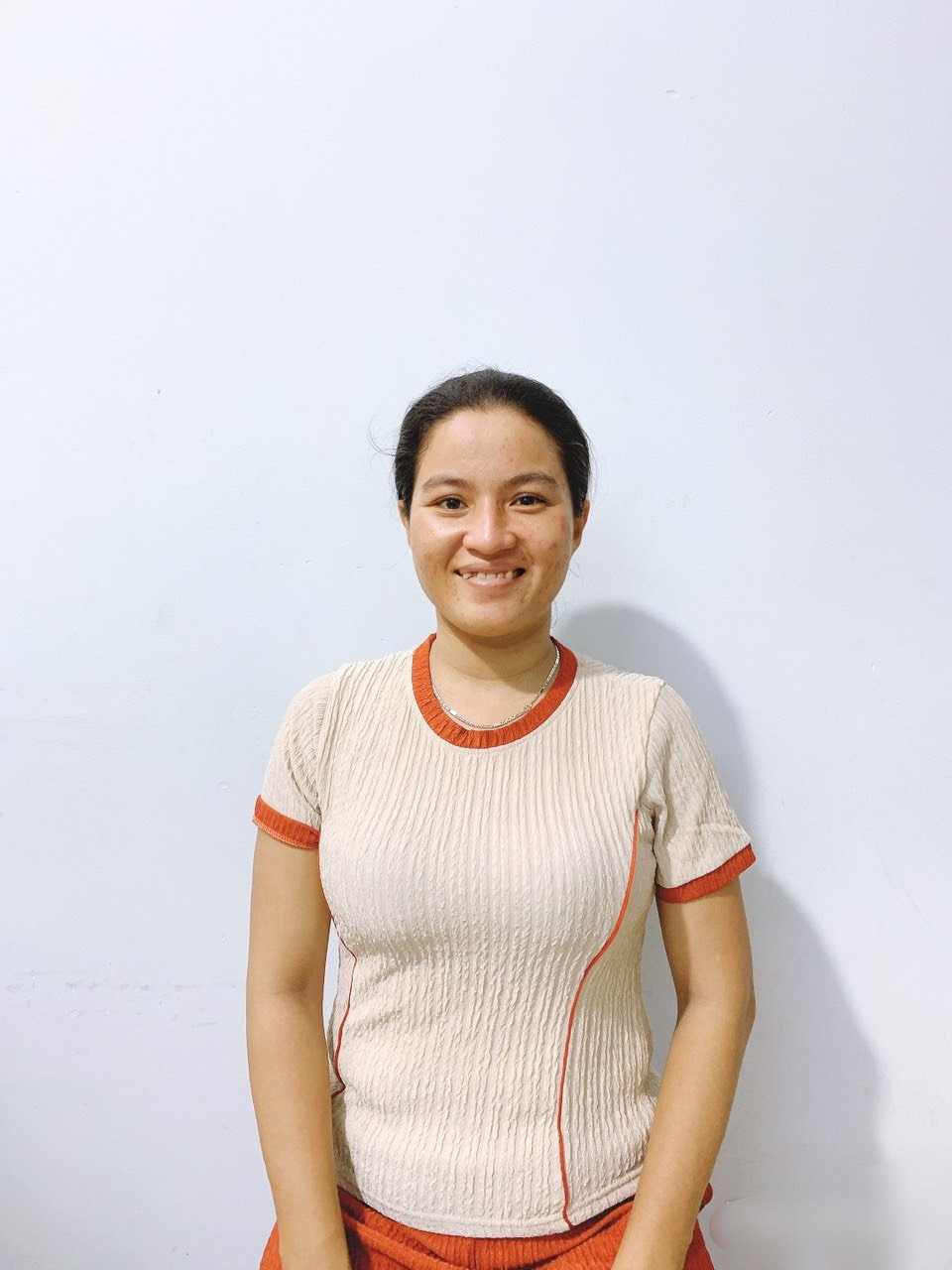 Em Thúy trẻ trung chuyên việc quán xá bưng bê dọn dẹp đi làm ổn định