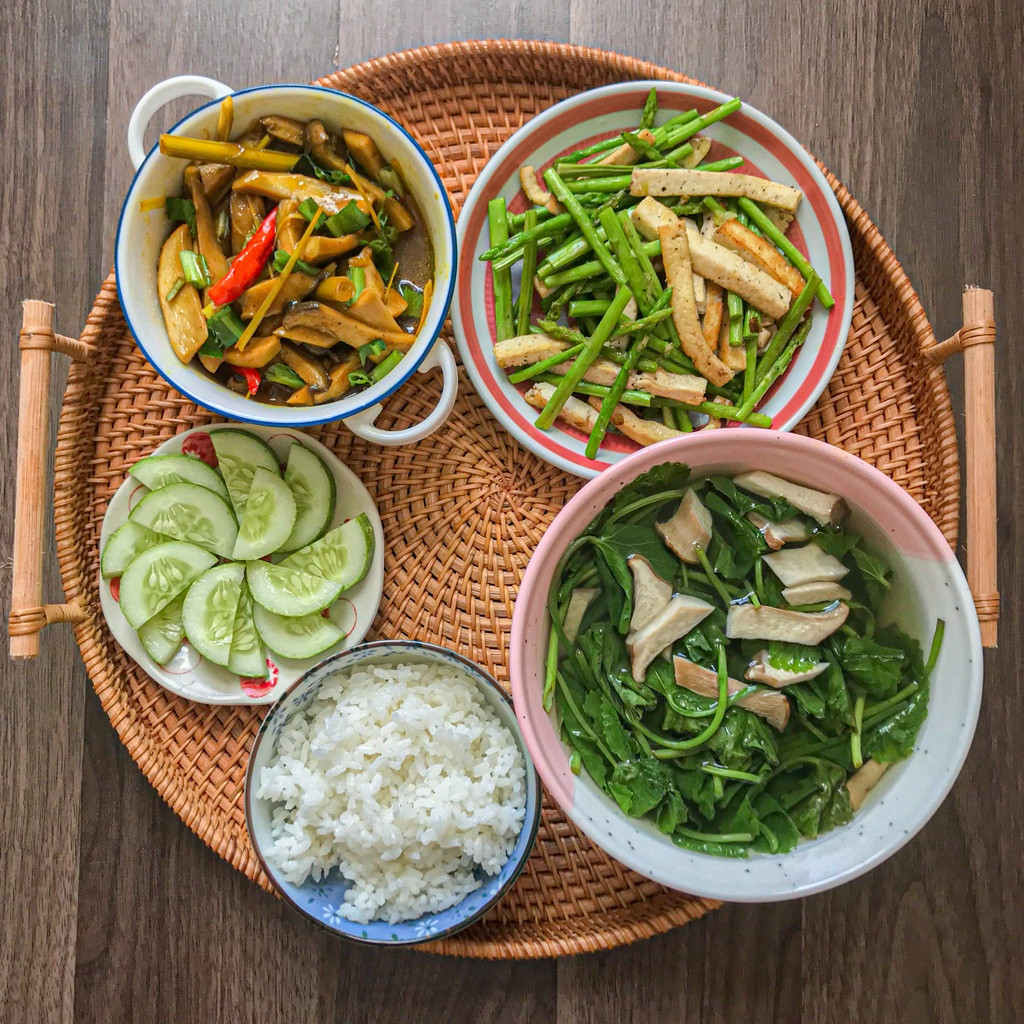 Em cần chị  giúp việc nhà, nhà em ở  lê đình thám tân phú,Lương 10 triệu, bao ăn ở.