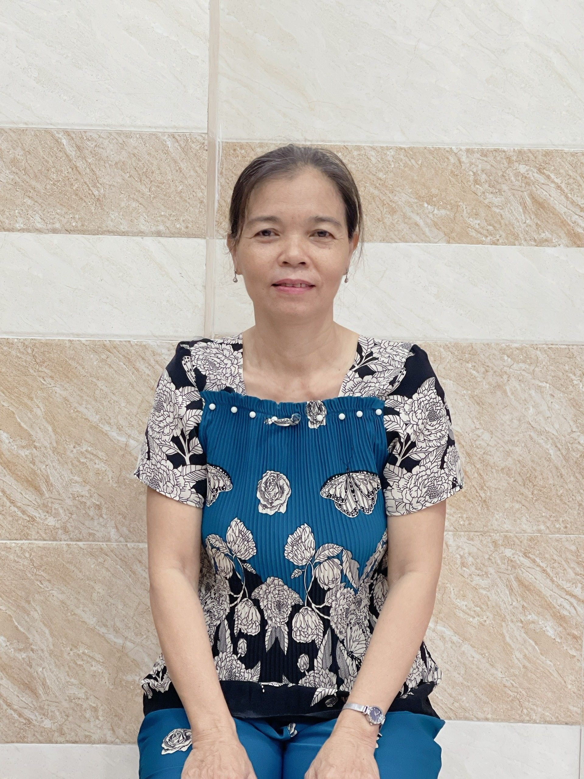 Cô Nhi quê Đồng Tháp chuyên săn sóc người lớn tuổi.