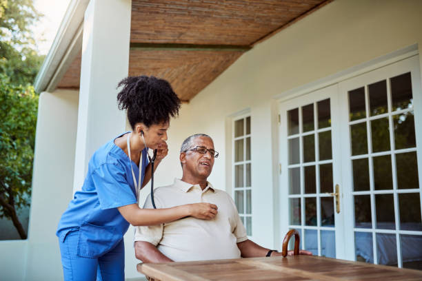 Tuyển giúp việc chăm sóc cụ ông đi đứng yếu bao ăn ở tại TP.HCM