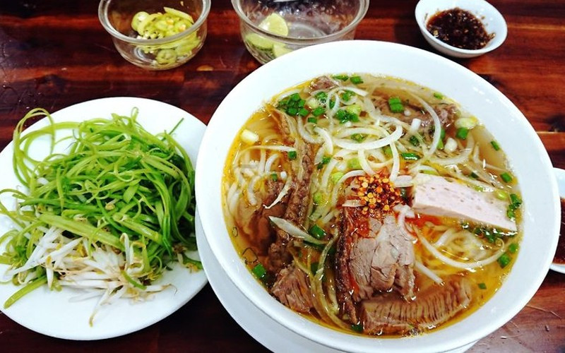 Em cần chị phụ quán bún , lương 10 triệu ( bao ăn ở lại ), quán ở trần bình trọng quận 5.