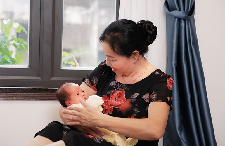 NHÀ EM Ở TRUNG MỸ TÂY QUẬN 12, CẦN CÔ BẢO MẪU (BAO ĂN Ở LẠI), LƯƠNG 12 TRIỆU.