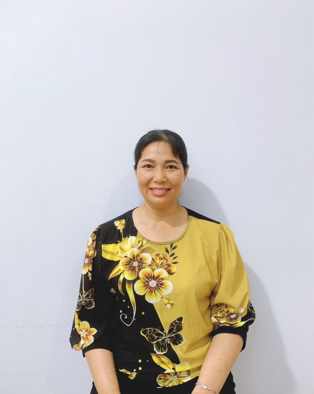 Chị Vũ Thị Sáu, sinh năm 1971, quê Ninh Thuận nhận chăm sóc người già