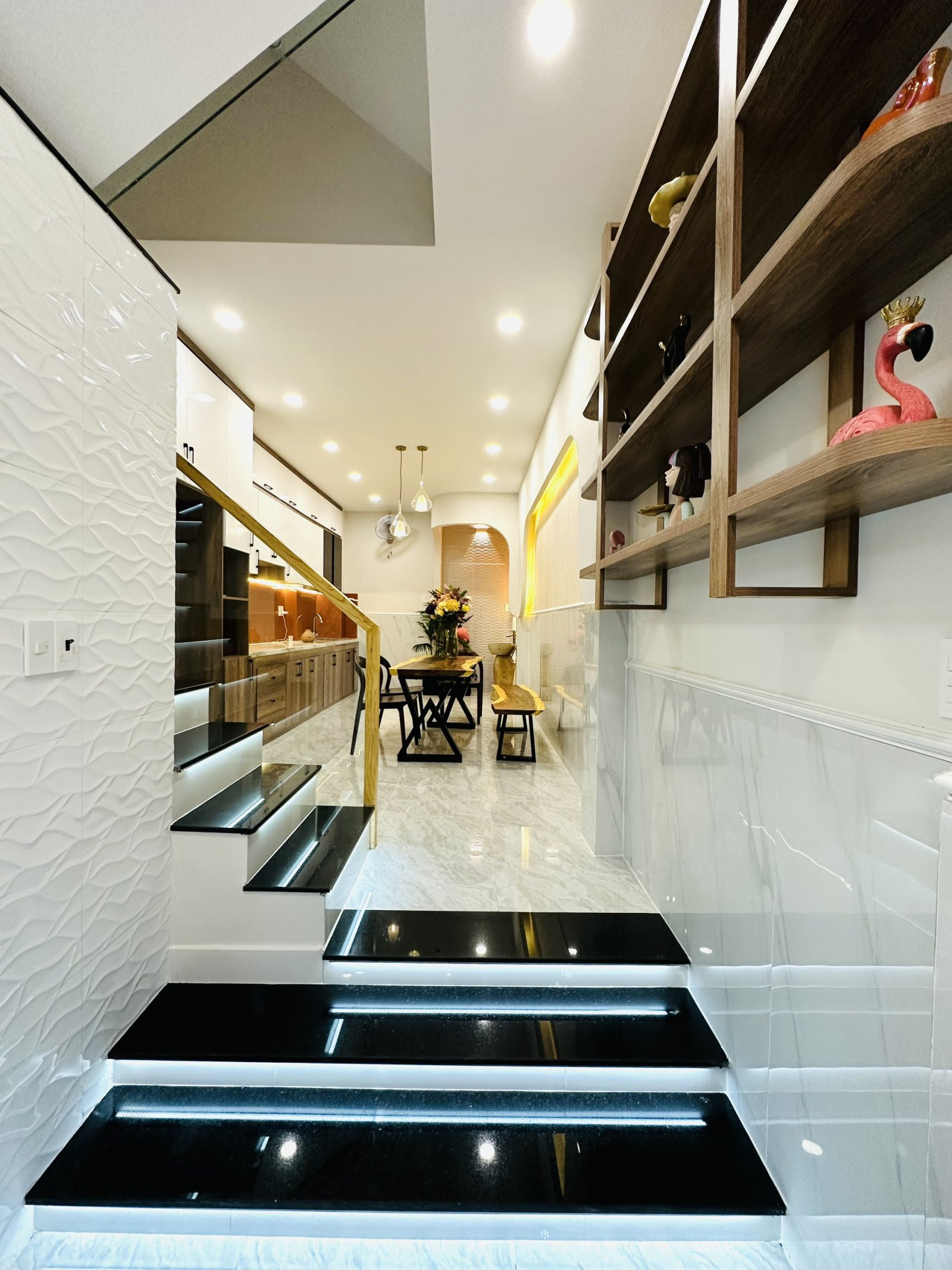 Cần gấp chị giúp việc nhà ở Ngã Tư Thủ Đức lương 11tr bao ăn ở lại.