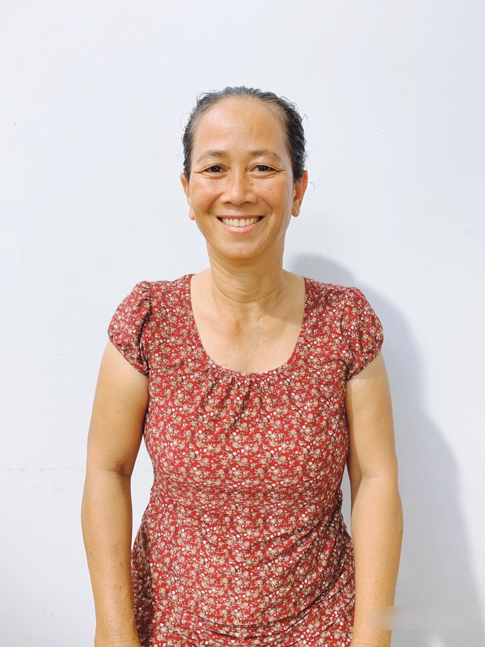 Cô Thu 52 tuổi quê miền Trung chuyên chăm sóc ông bà.