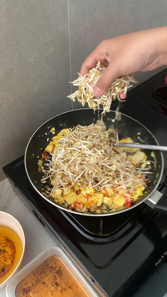 Nhà em mặt phố có 2 lầu nhỏ ở ngay chợ An Lạc, cần thuê cô giúp việc ăn ở lại