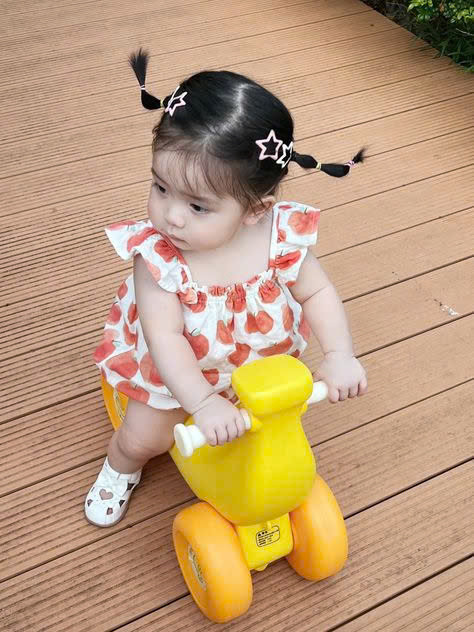 Bé nhà em được 17 tháng, cần 1 chị trông nom, chơi với bé để ba mẹ đi làm.