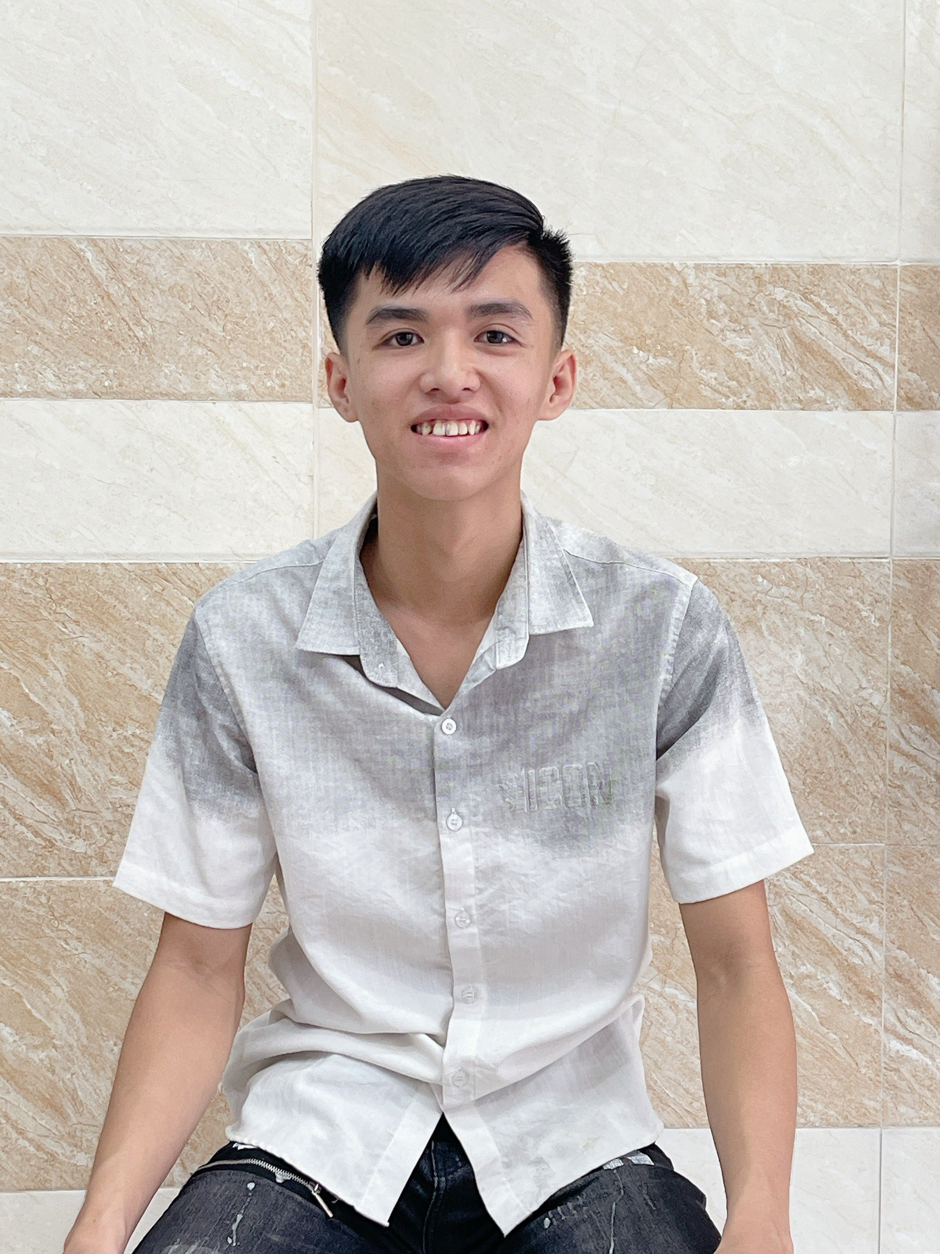 Em Huy sinh năm 2006 , quê Hậu giang nhận phục vụ - phụ quán – bán hàng