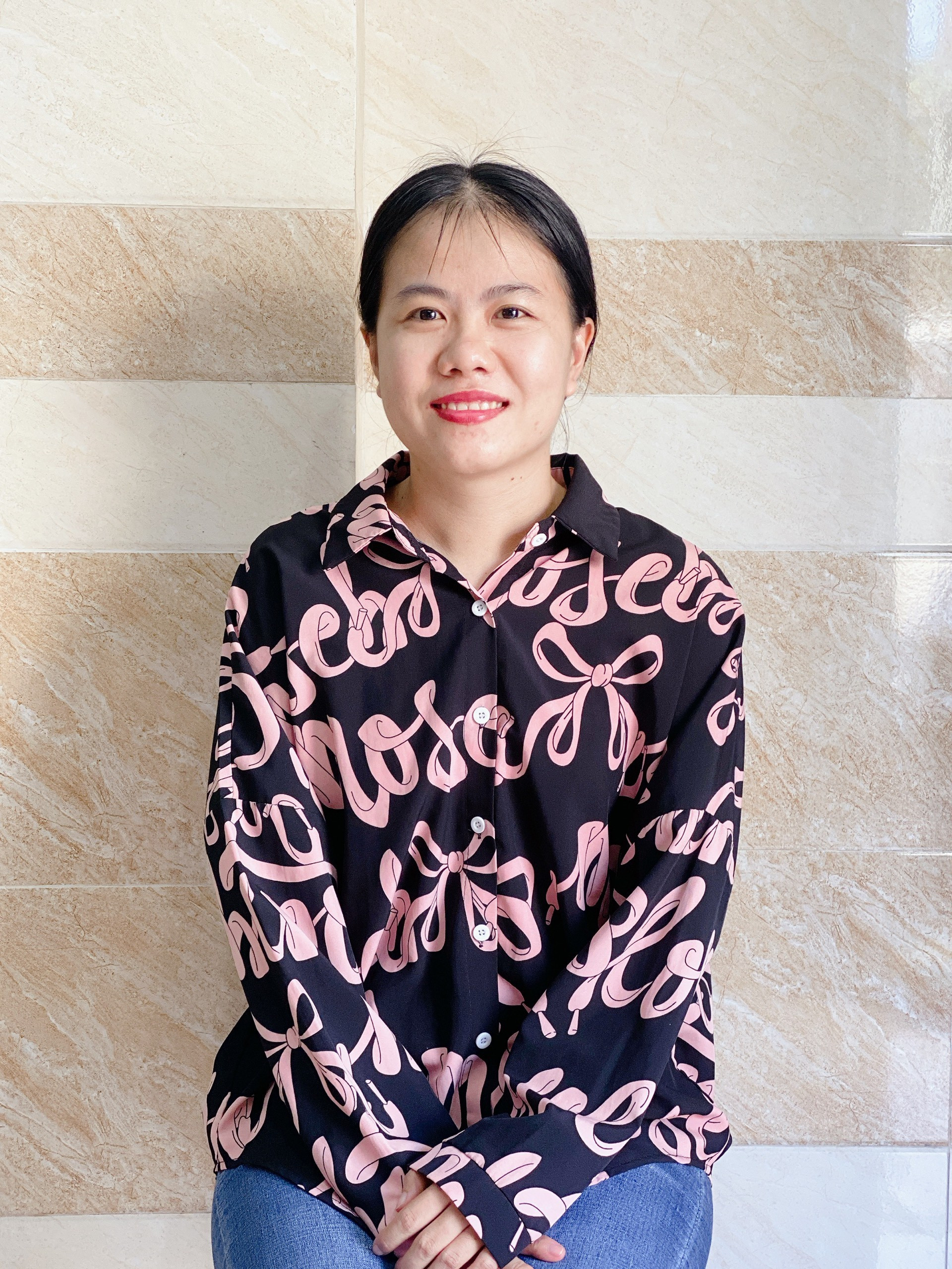 Chị Quyên 27 tuổi người miền Tây chất phát thật thà , chị nhận giúp việc nhà phụ chăm bé , bán hàng