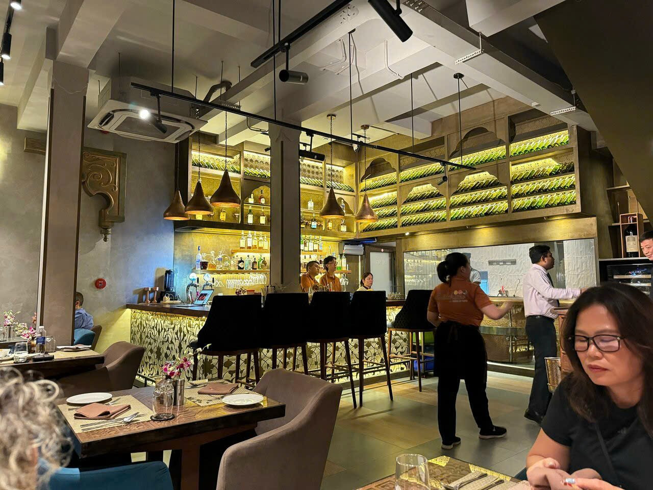 Nhà hàng Ấn Độ ở Quận 1 cần tuyển nhân viên phục vụ , phụ quán Lương 8tr