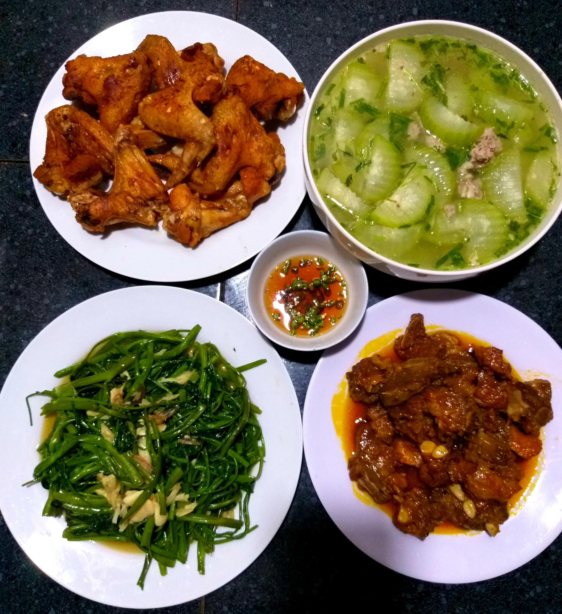 Cần chị giúp việc nhà , ở gần nhà thờ đức bà quận 3,  lương 11 triệu ( bao ăn ở).