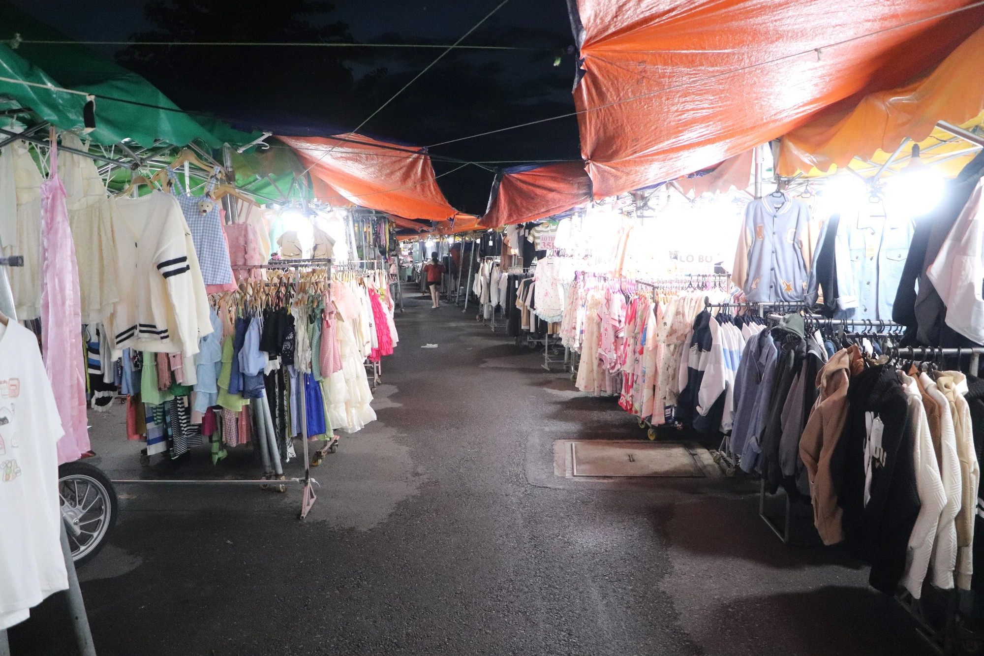 Tuyển chị phụ bán shop quần áo ( bao ăn ở ) gần làng đại học  quận thủ đức , lương 10 triệu