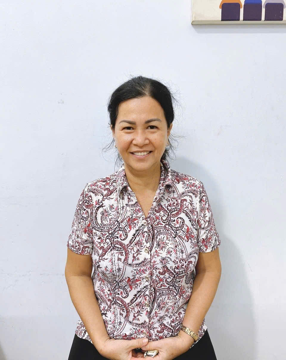 Cô Tú Khanh - nấu ăn ngon, biết làm bánh, may vá đẹp