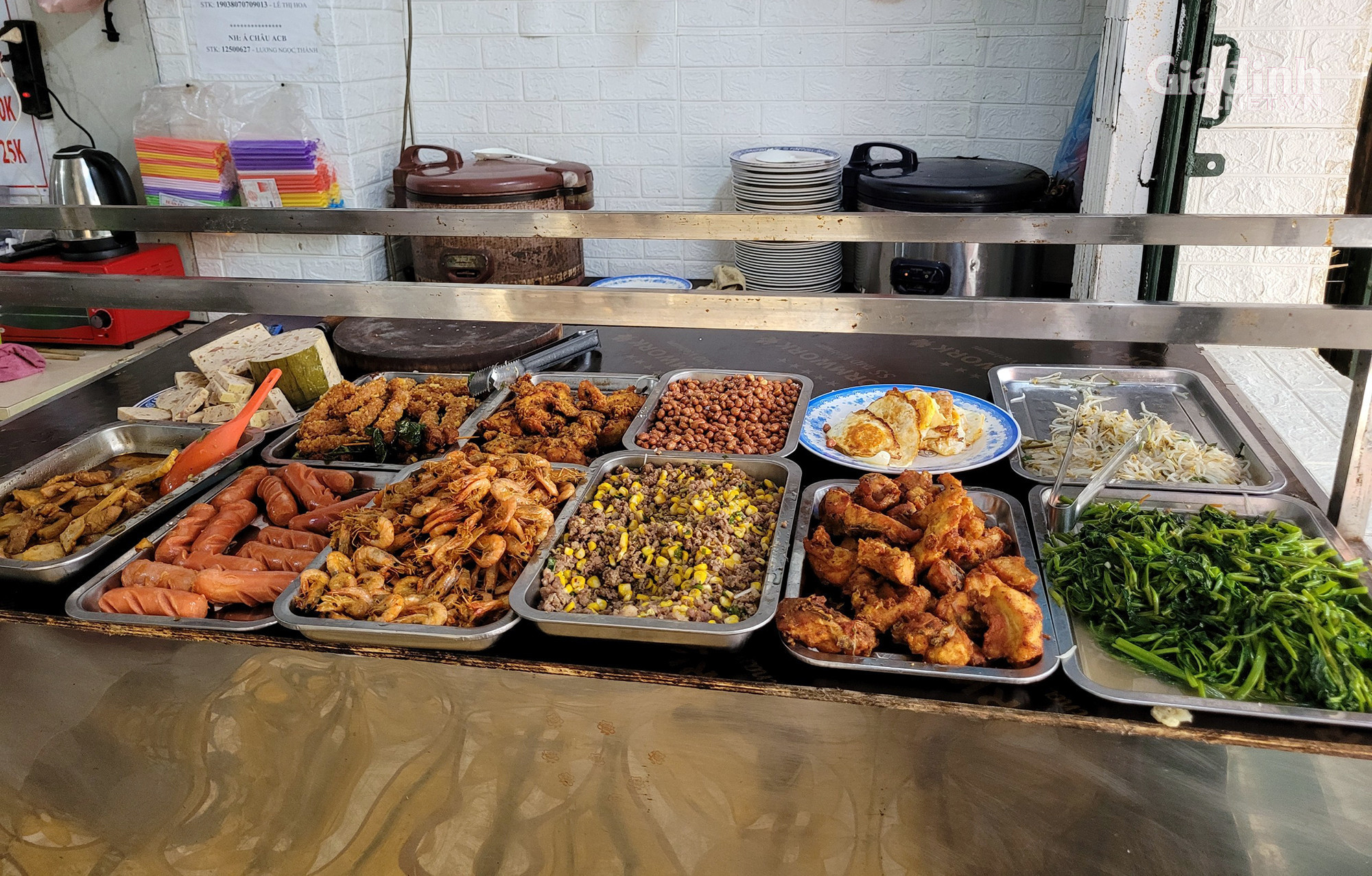 Quán cơm Quận 1 Cần Tuyển 1 nữ tuổi 16-22t phụ trong quầy bán làm đồ ăn Lương Khởi điểm 7tr Bao Ăn Ở