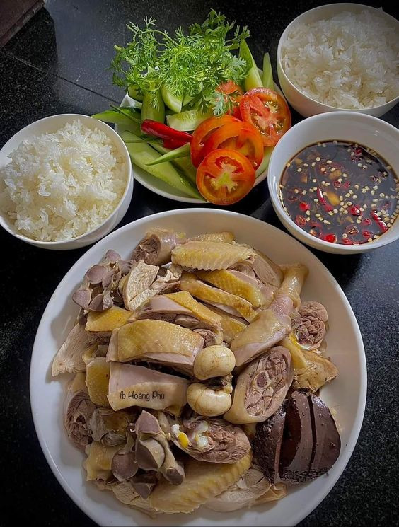 Tuyển chị giúp việc, Nhà ở ngay đường Đinh Bộ Lĩnh, có  2 vợ chồng và con lớn học đại học.