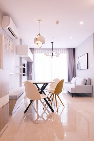 Nhà em có 3 người chủ yếu đi làm và đi học cả ngày nên cần một chị ở nhà dọn dẹp và nấu ăn tối