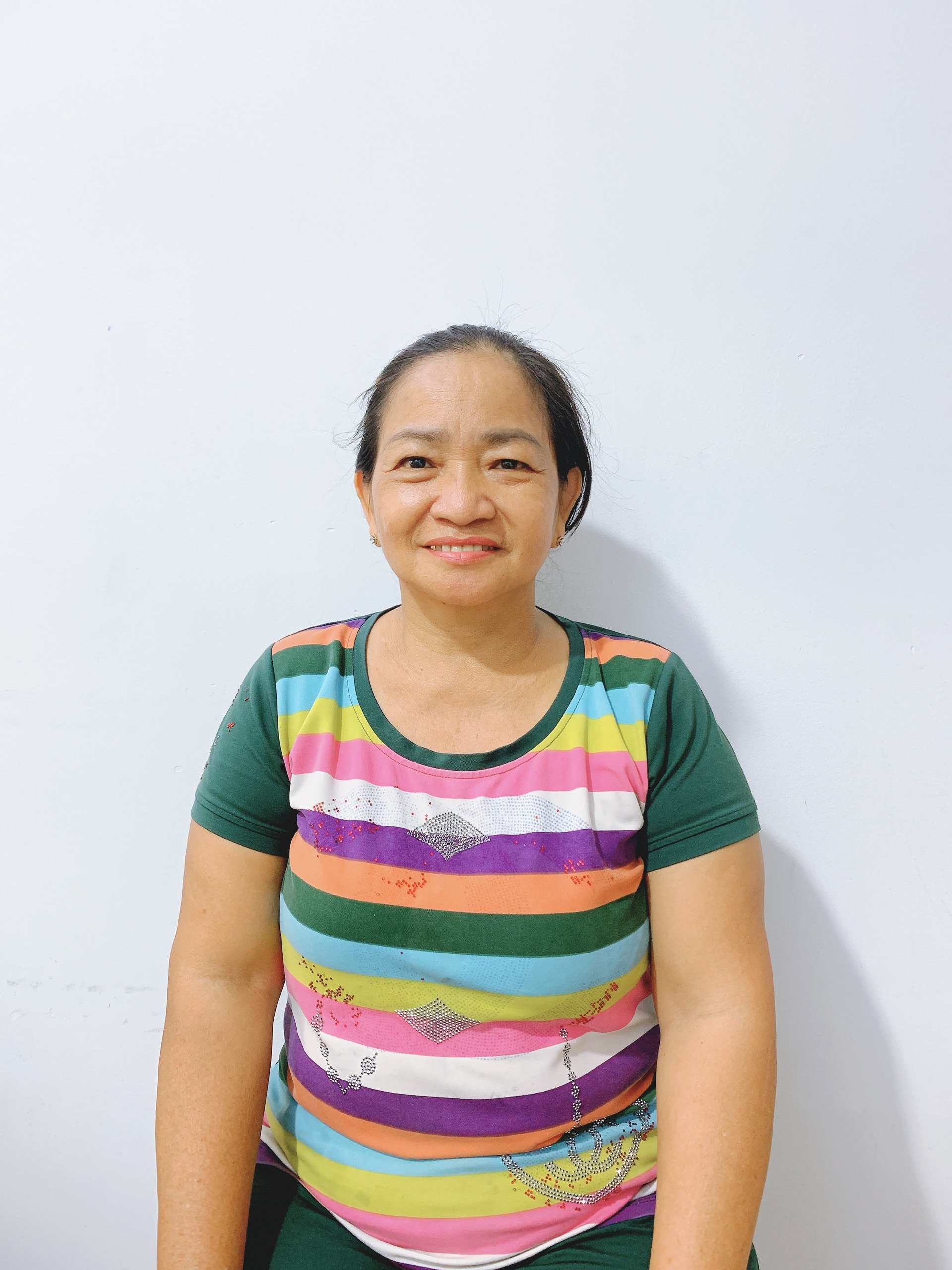 Cô Vàng 52 tuổi quê Miền Tây chuyên chăm em bé.