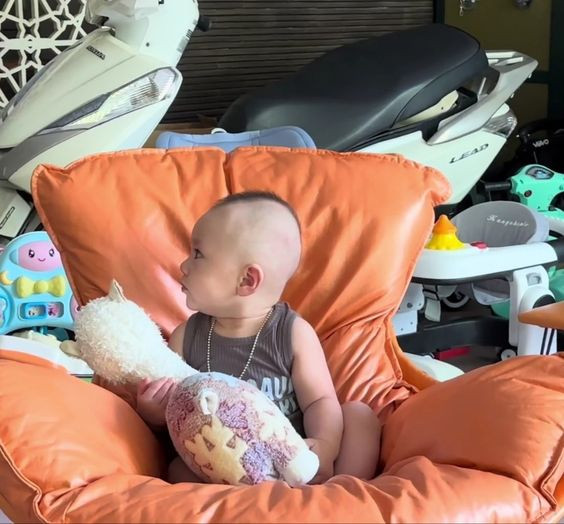 Vợ chồng em đang cần gấp một chị bảo mẫu về chăm bé 5 tháng tại đường Hoà Bình Quận 11