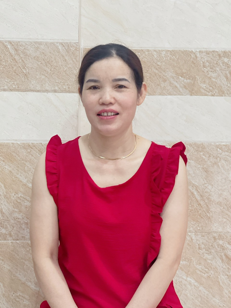 Chị Lài sinh 1977 quê miền Trung đi làm lo cho con ăn học.