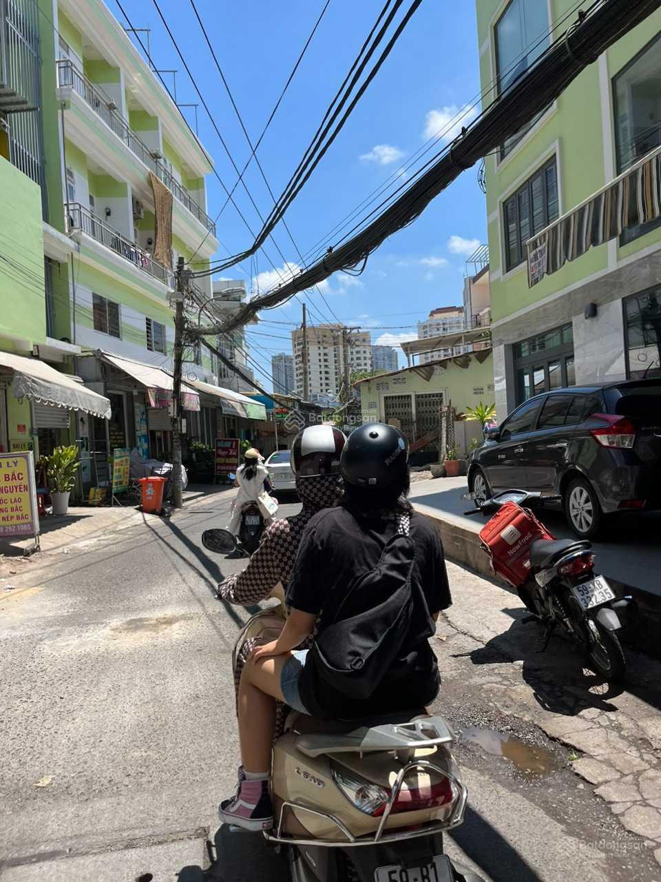 Em cần tìm 1 cô giúp việc cho nhà em ở Q2, nhà có 3 người lớn