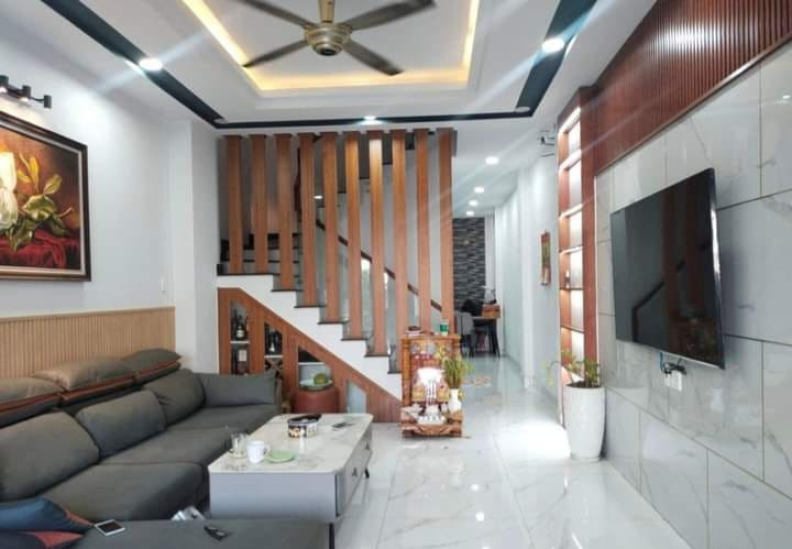 Cần chị giúp việc nhà, ở nội bộ khu Nam Phú quận 7, lương 11 triệu, bao ăn ở.