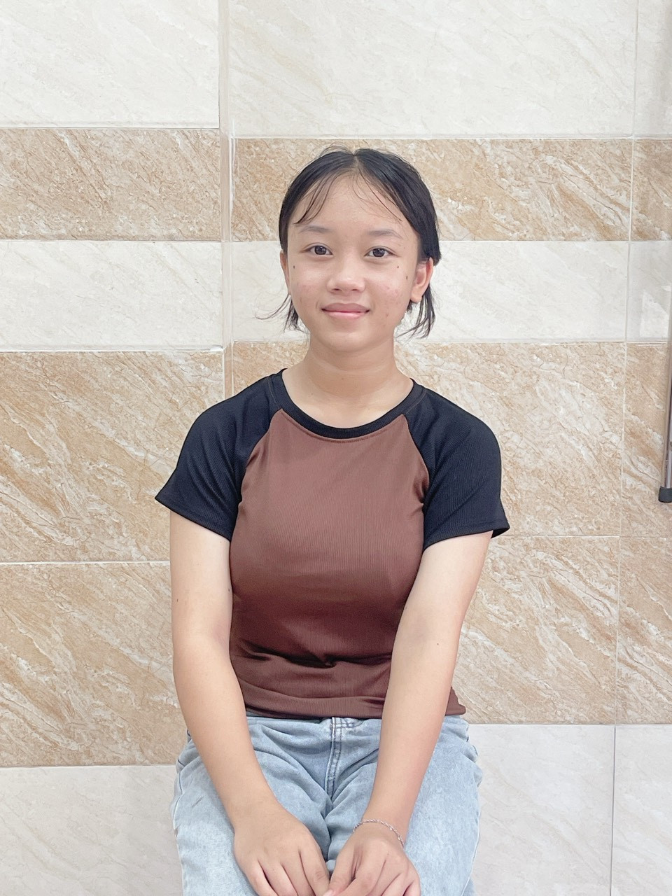 Em Tình, sinh năm 2007 người con của Tây Nguyên em nhận việc phụ quán , bán hàng