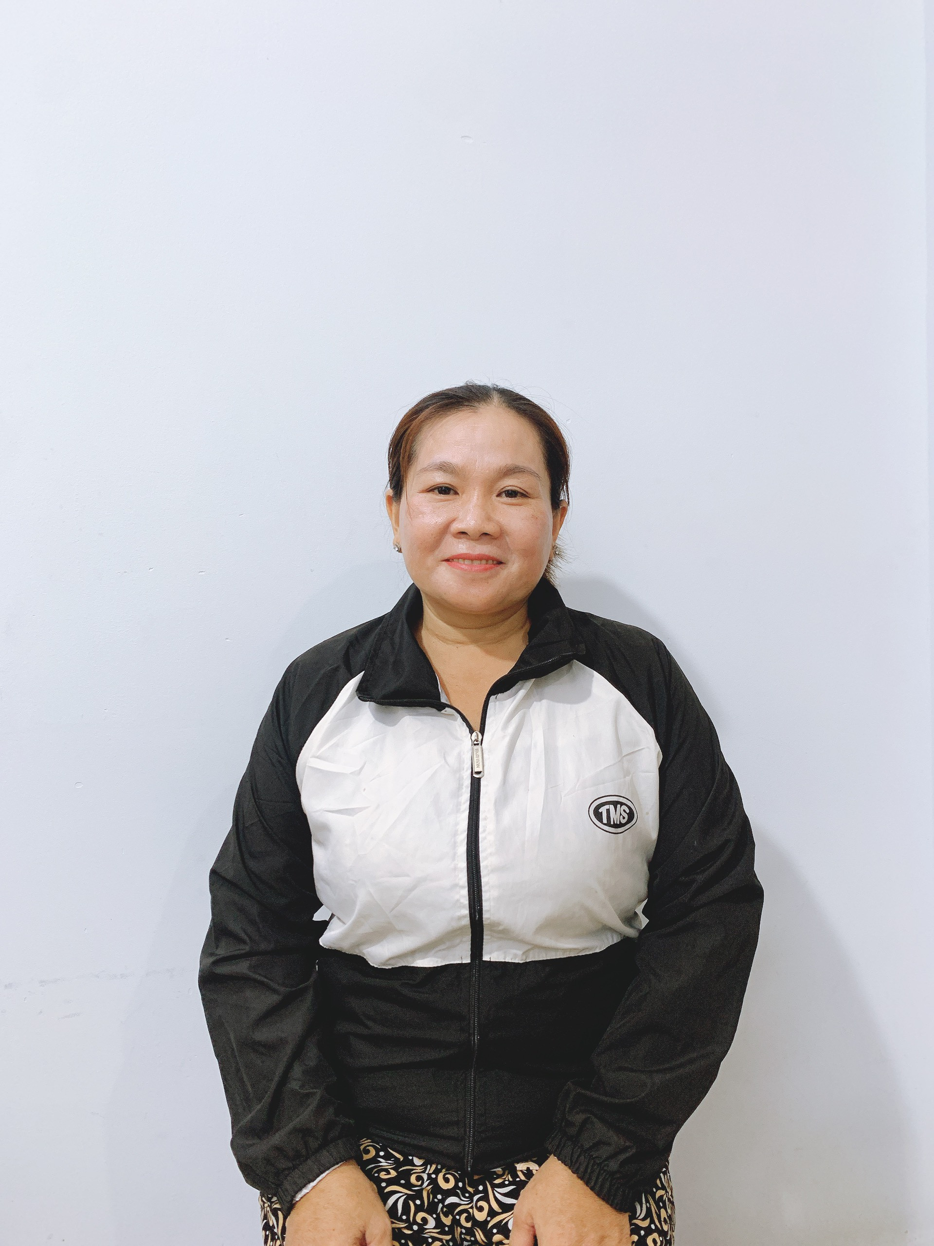 Chị Vững, sinh năm 1974, quê Đồng Tháp nhận giúp việc nhà, chăm sóc ông bà