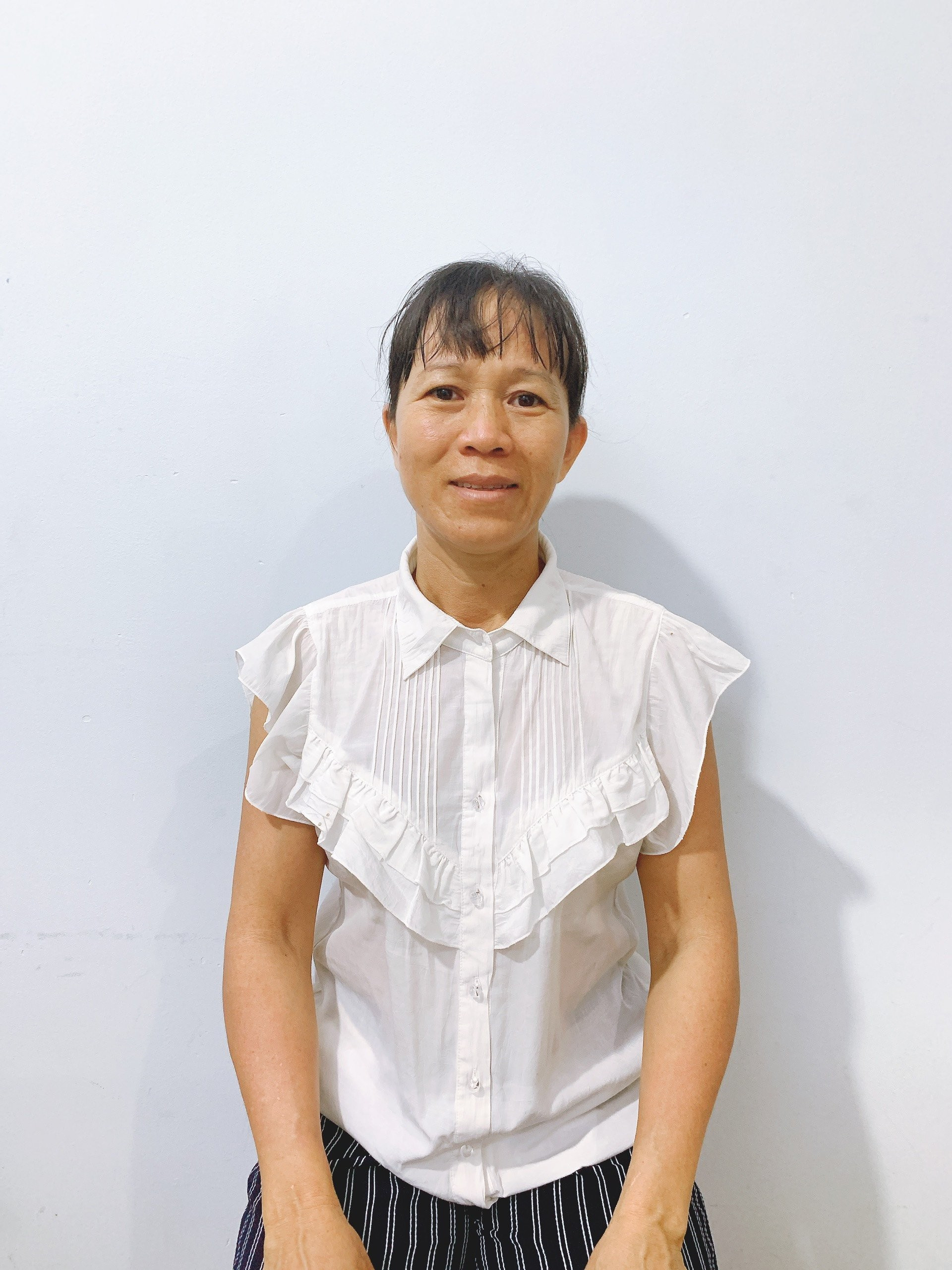 Chị Dung quê Quảng Ngãi 47 tuổi đi làm không vướng bận, Tết ở lại ăn Tết được với gia đình .