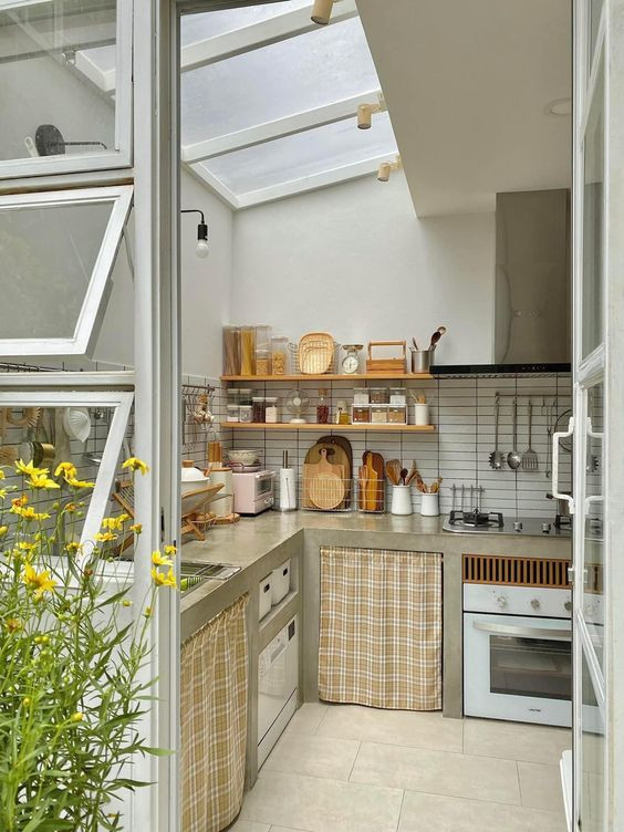 Nhà mặt phố có 1 gác lửng trên đường Minh Phụng Quận 6, cần ngay 1 cô giúp việc nhà. Dưới 53 tuổi