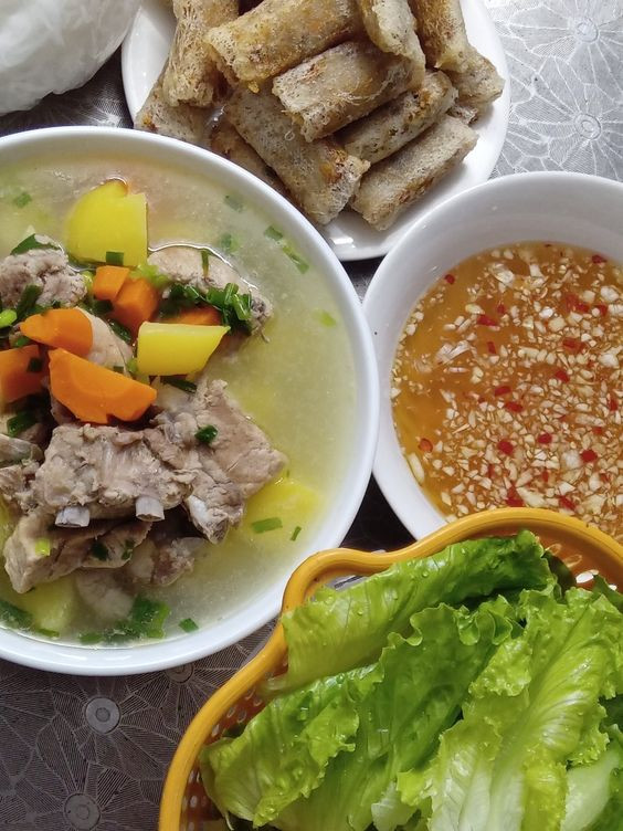 TÌM CHỊ GIÚP VIỆC CHO NHÀ 3 NGƯỜI QUẬN 3. LƯƠNG 10 TRIỆU. BAO ĂN Ở.