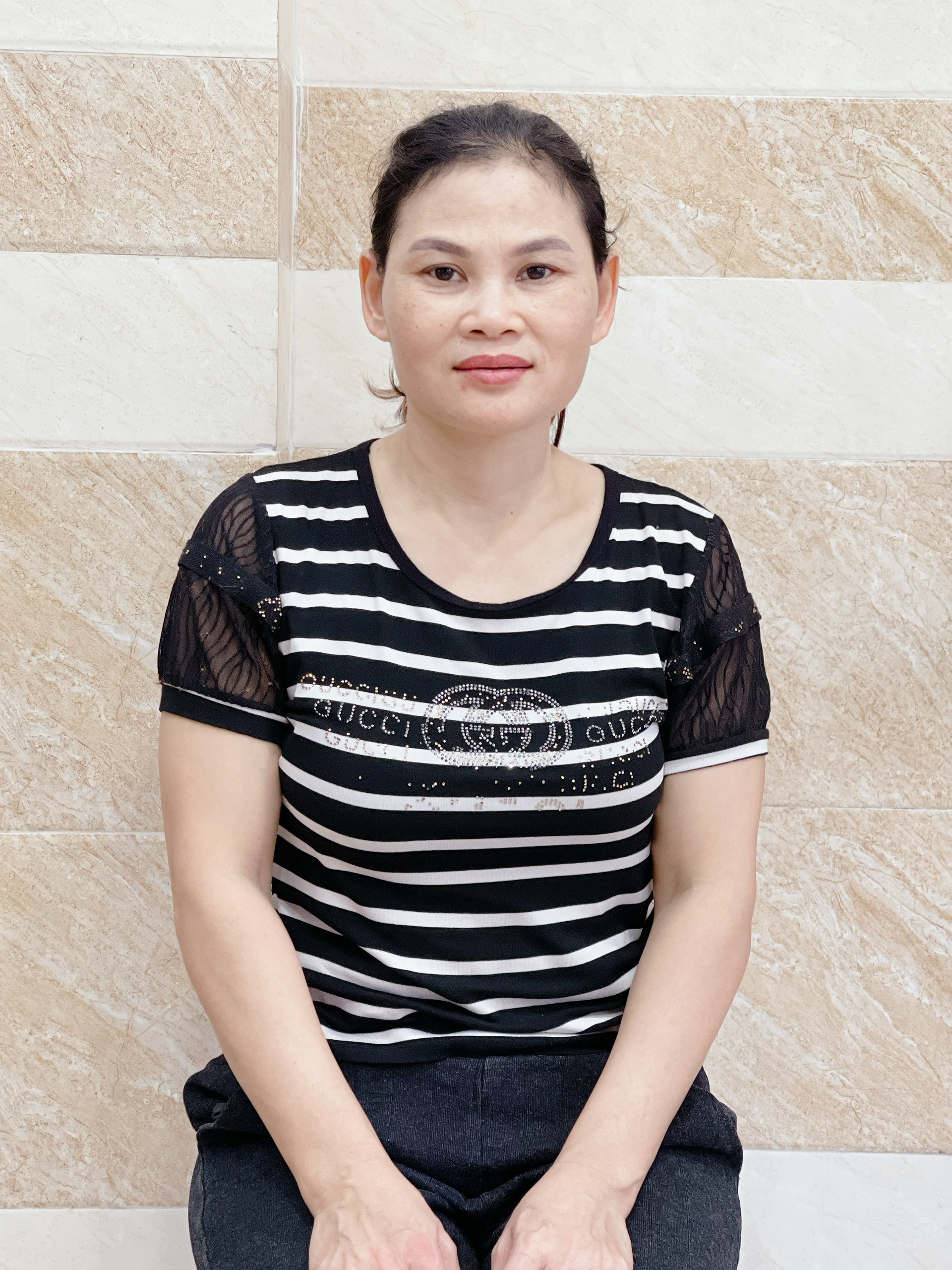 Chị Thúy sinh 1980 người miền Trung nhận giúp việc nhà , nấu ăn cho công ty - quán , chăm bé