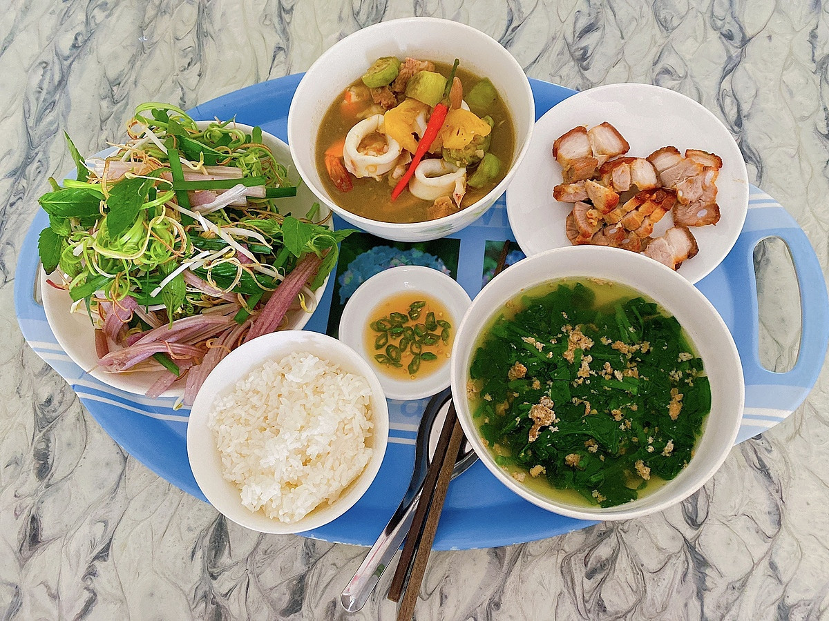 Vợ Chồng Rất Cần Chị Chuyên Giúp Việc Nội Trợ