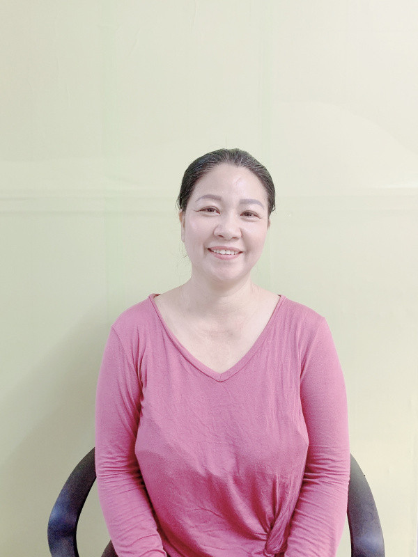 Chị Trần Thị Hoa, sinh năm 1973, quê Bà Rịa - Vũng Tàu chuyên giúp việc nhà, chăm bé