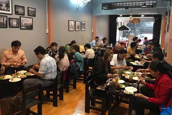 CẦN TUYỂN GẤP 1 BẠN PHỤ QUÁN CƠM VĂN PHÒNG BAO ĂN Ở TẠI BÌNH THẠNH LƯƠNG 8TR