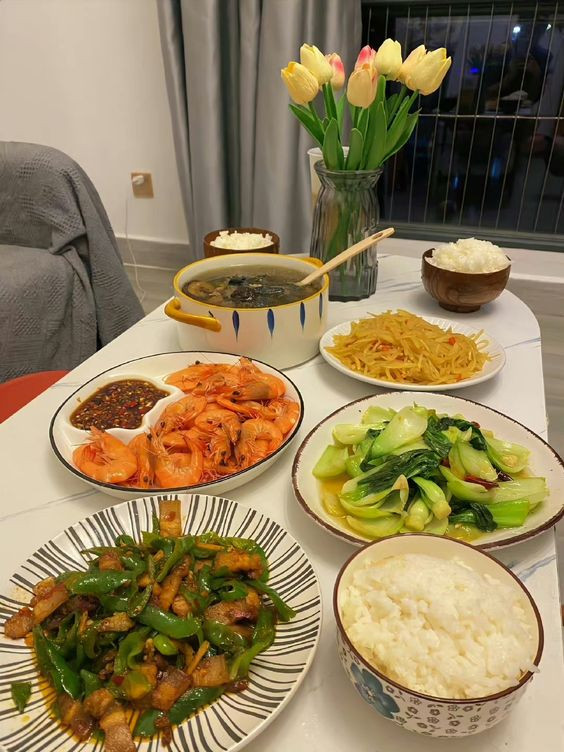 Em đang cần chị giúp việc nhà, dưới 50 tuổi, làm ở lại với anh chị vợ chồng bên Quận 2.