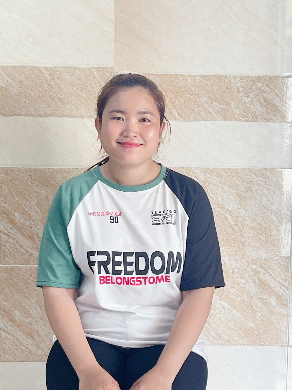 Em Trâm 2000 quê Trà Vinh nhận bưng bê tạp vụ phụ quán.