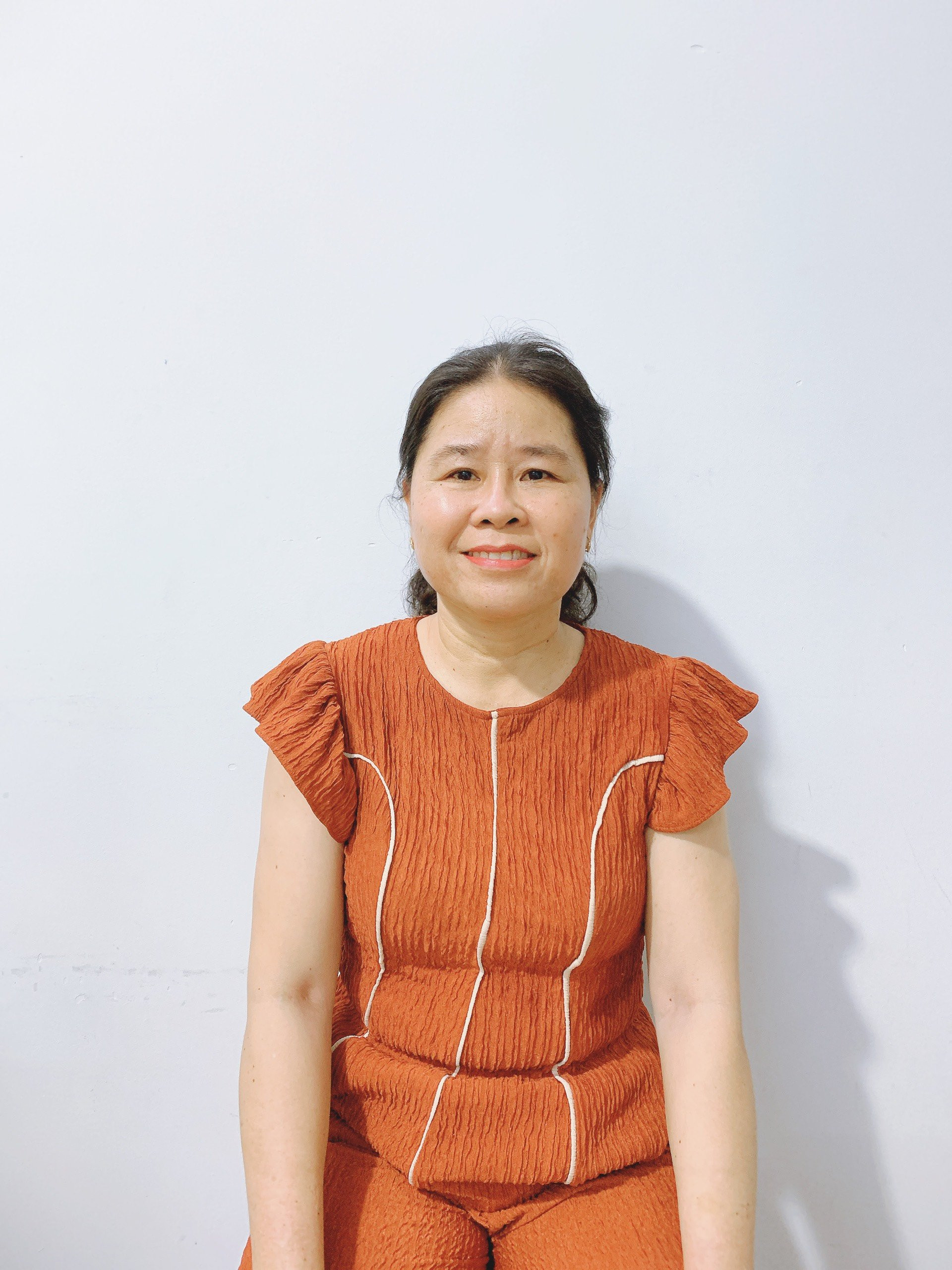 Chị Mai Thị Ánh Nguyệt – năm sinh 1979 – Quê Kiên Giang nhận chăm ông bà