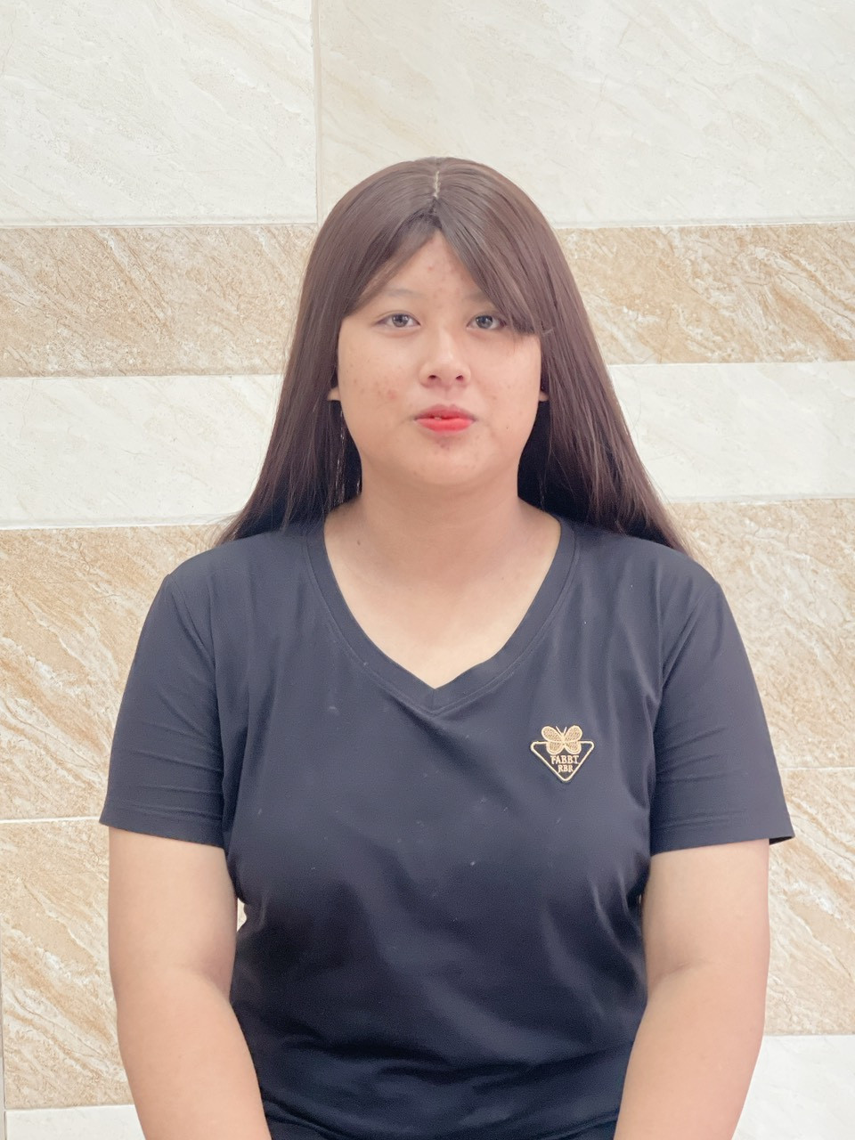 Em Vy, sinh năm 2007, quê Bình Thuận nhận việc phụ quán – bán hàng