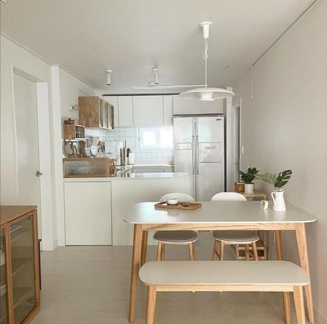 Ông bà về quê sống nên em cần chị giúp việc phụ em đi chợ trông coi nhà cửa.