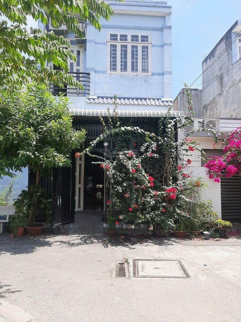 nhà em đang cần tìm 1 cô giúp việc nấu ăn cho 3 người, làm ở lại tại Bình Chánh