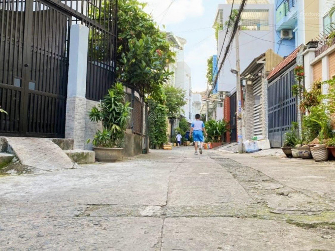 Em cần chị giúp việc nhà, nhà em ở nguyễn thuật thiện bình thạnh, Lương 11 triệu, bao ăn ở.